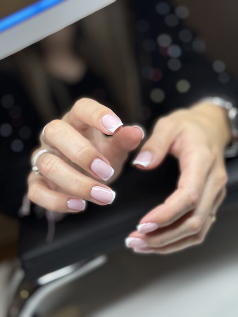 Manicura francesa clásica con base rosa natural y puntas blancas muy definidas, mostrando la precisión y el acabado elegante de las uñas.