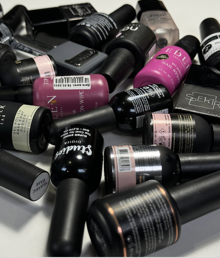 Surtido de botellas de esmaltes de uñas de gel, bases y top coats profesionales de diversas marcas, mostrando la amplia selección de productos de calidad utilizados por Katysol.