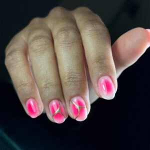 Manicura artística con esmalte de gel rosa neón brillante, decorada con un diseño de líneas doradas finas que simulan el estilo Kintsugi.
